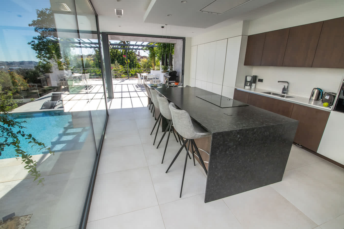 13 Kitchen.jpg